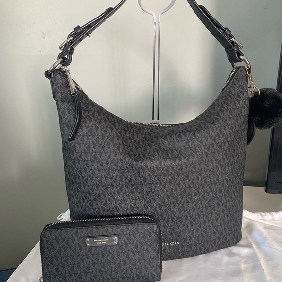 Michael Kors hobo bag with matching wallet - Picture 1 of 6